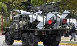 فنزويلا تناور عسكرياً بعد الانتشار العسكري الأميركي قبالة سواحلها